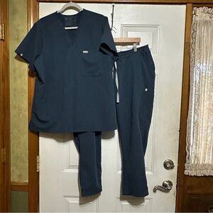 Figs Scrubs Maternity Set Dark Gray Sz XXL Top, Sz XL/P Yola Maternity Bottom